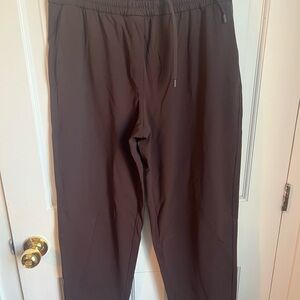 Lululemon Luxtreme tapered leg 7/8 pant brown medium